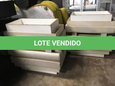 LOTE 043 - Sofá 02 lugares em courvim branco( 04 un )
