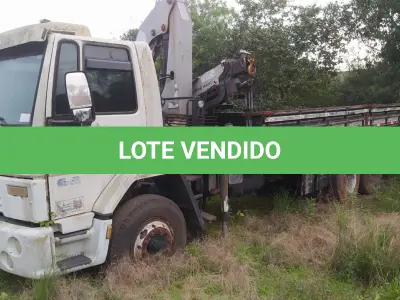 LOTE 004 - Caminhão Ford Cargo 2428 E Diesel 2008 com Guindaste Munck(marca TKA), Carroceria Aberta/Mec Operacinal, Cor Branca, Placa IOO2484. Características Especiais: Terceiro Eixo: Origem: Adaptado