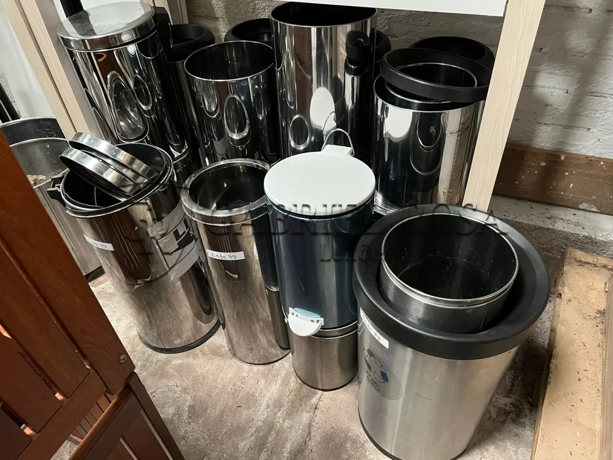 LOTE 079 - Lixeiras e acessórios