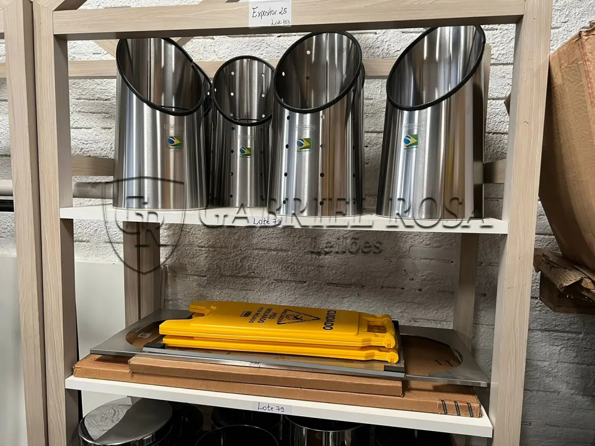 LOTE 079 - Lixeiras e acessórios