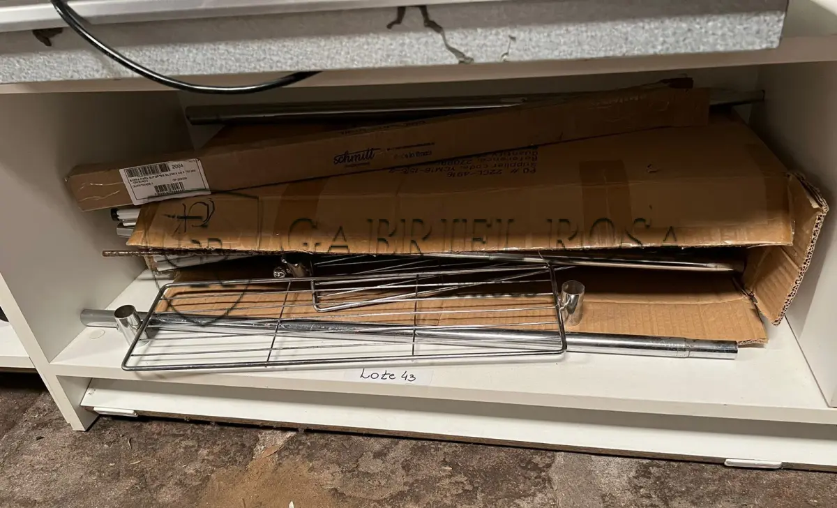 LOTE 043 - Prateleira