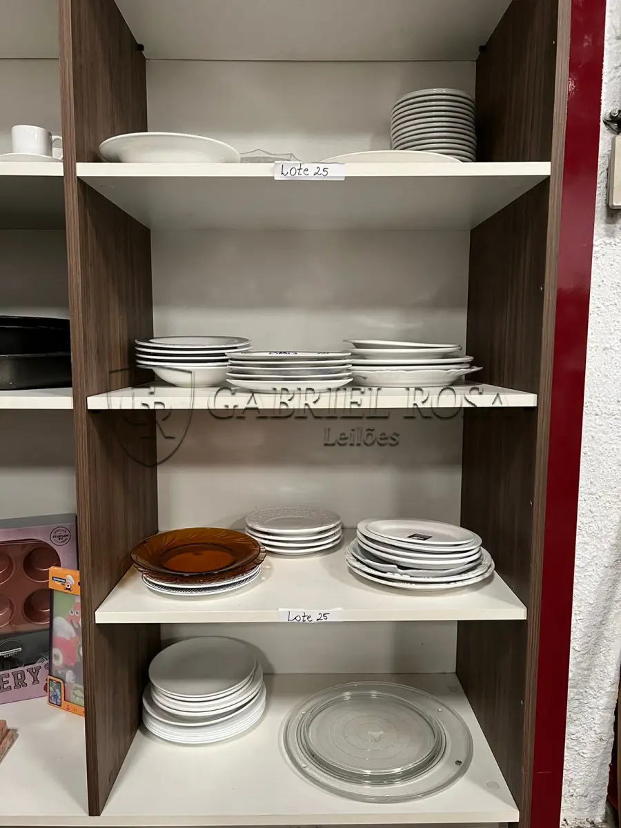 LOTE 025 - Pratos e louças