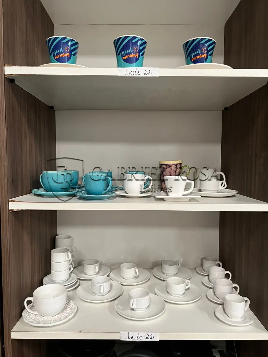 LOTE 022 - Xícaras e diversos