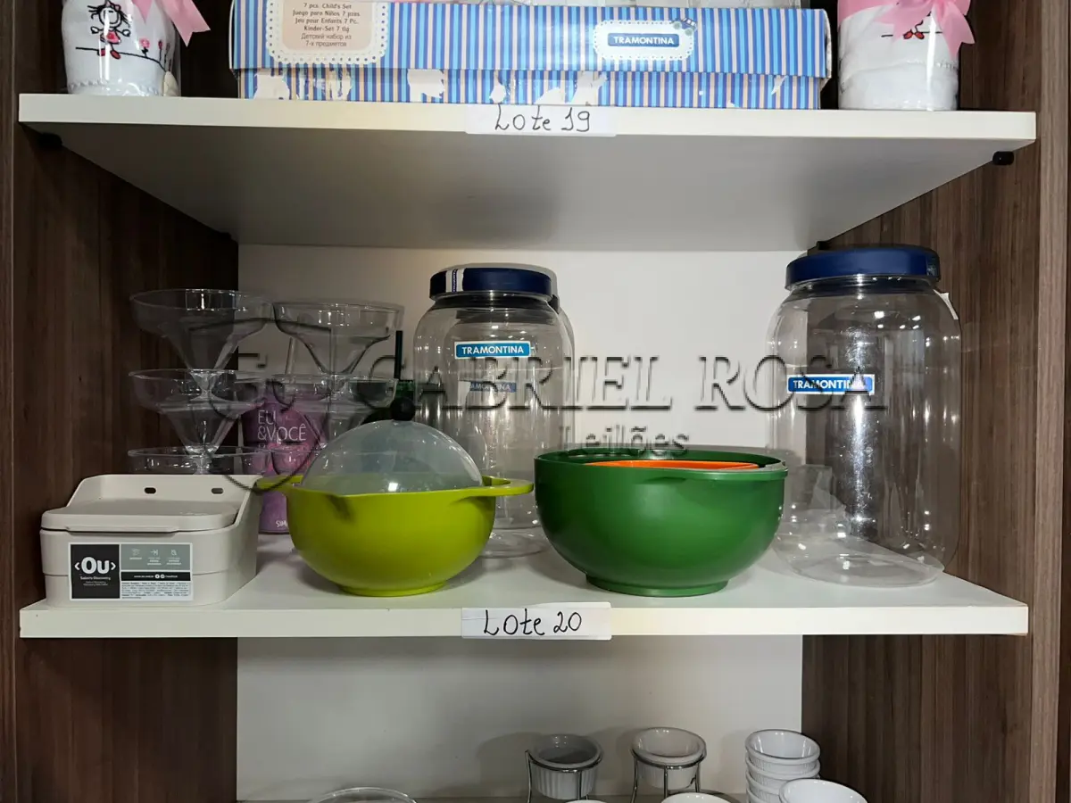 LOTE 020 - Itens de plástico