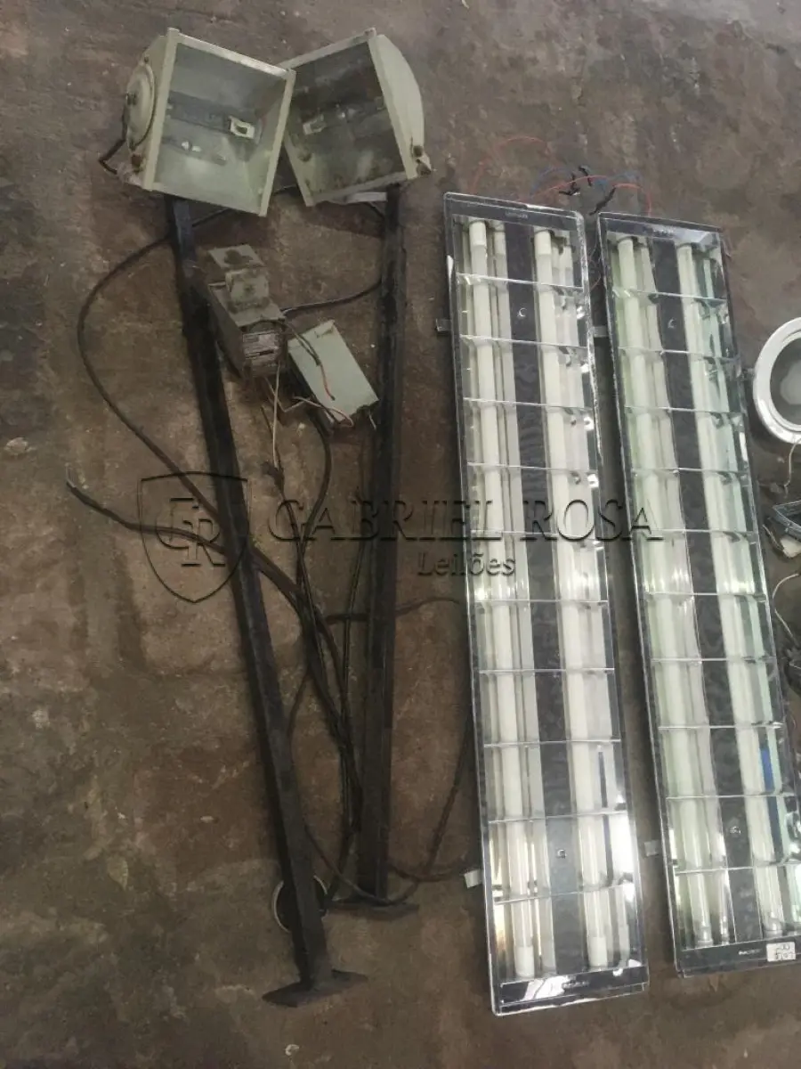 LOTE 007 - Luminarias e refletores