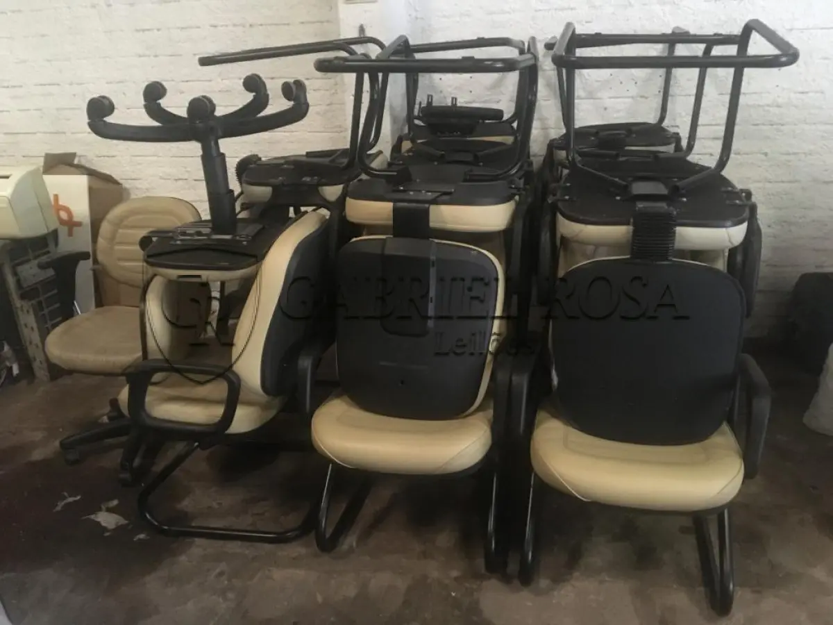 LOTE 006 - Cadeiras diversas