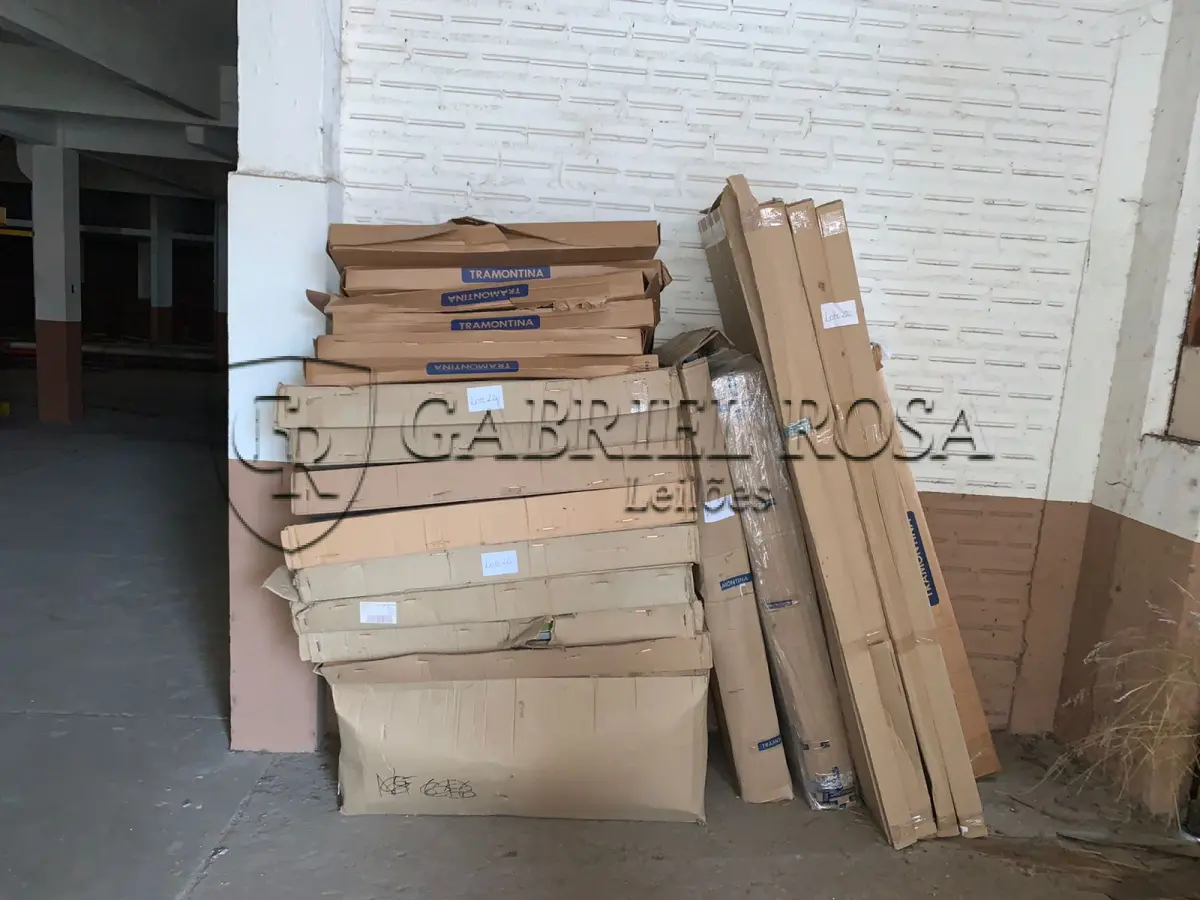 LOTE 220 - Prateleiras