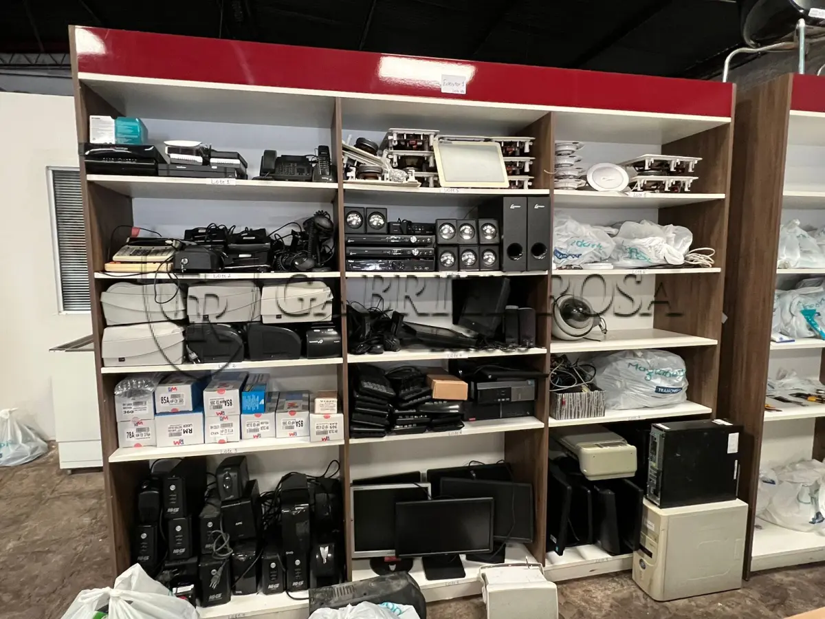 LOTE 180 - Expositores usados