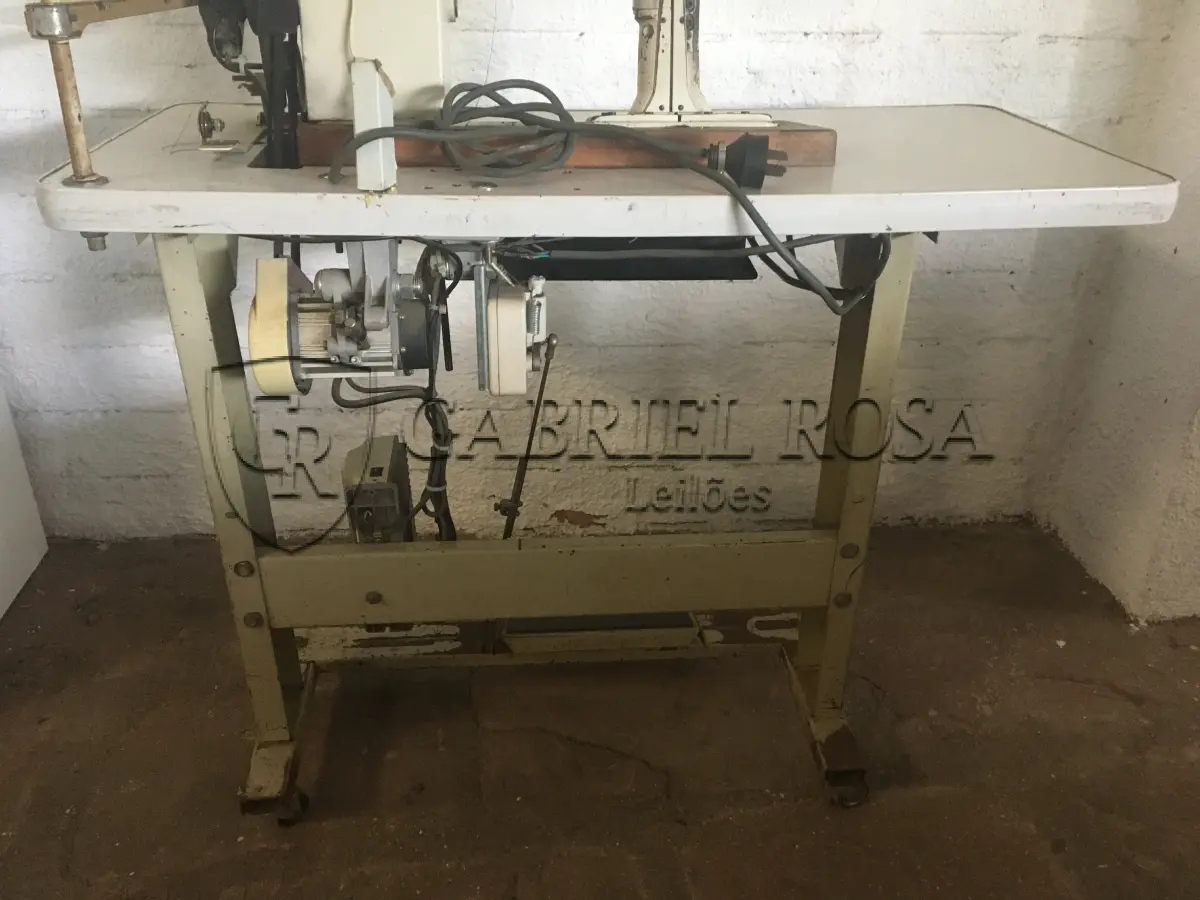 LOTE 004 - 01 Máquina de costura com uma agulha, Motor Eletrônico e Transporte Triplo
