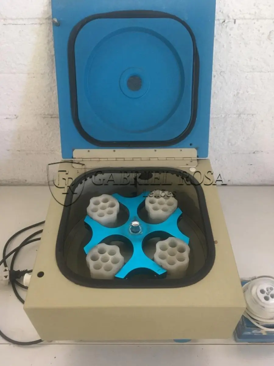 LOTE 004 - Centrífuga Analógica, Mini incubadora