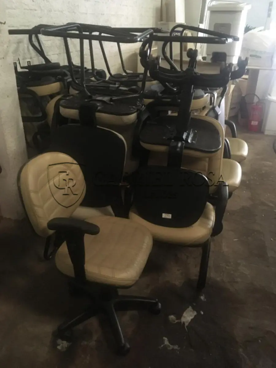 LOTE 006 - Cadeiras diversas