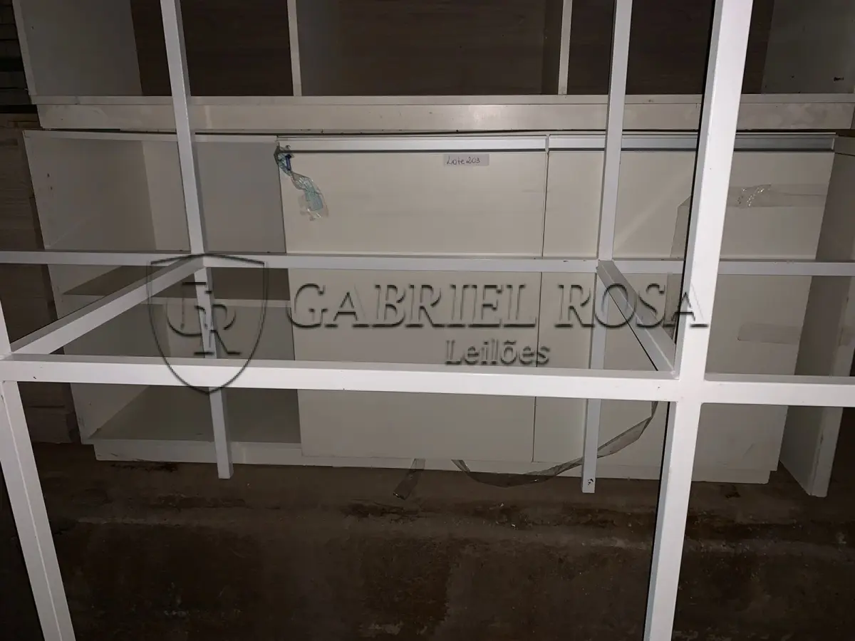 LOTE 203 - Móveis usados