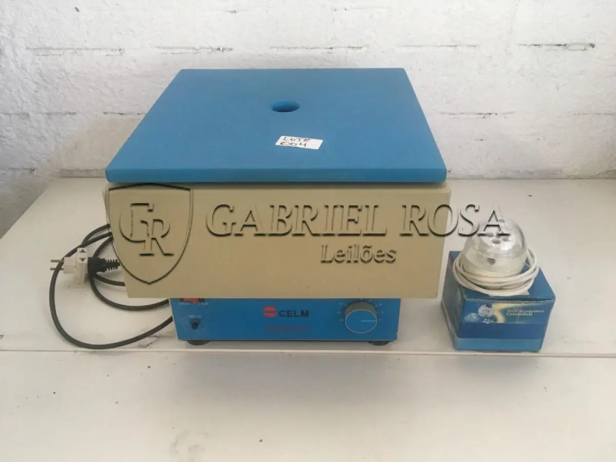 LOTE 004 - Centrífuga Analógica, Mini incubadora