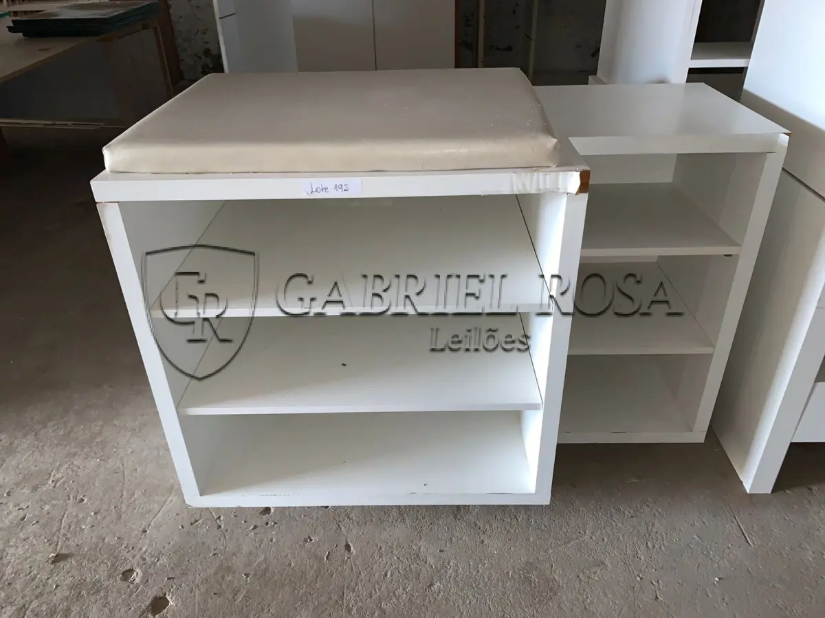 LOTE 192 - Móveis usados