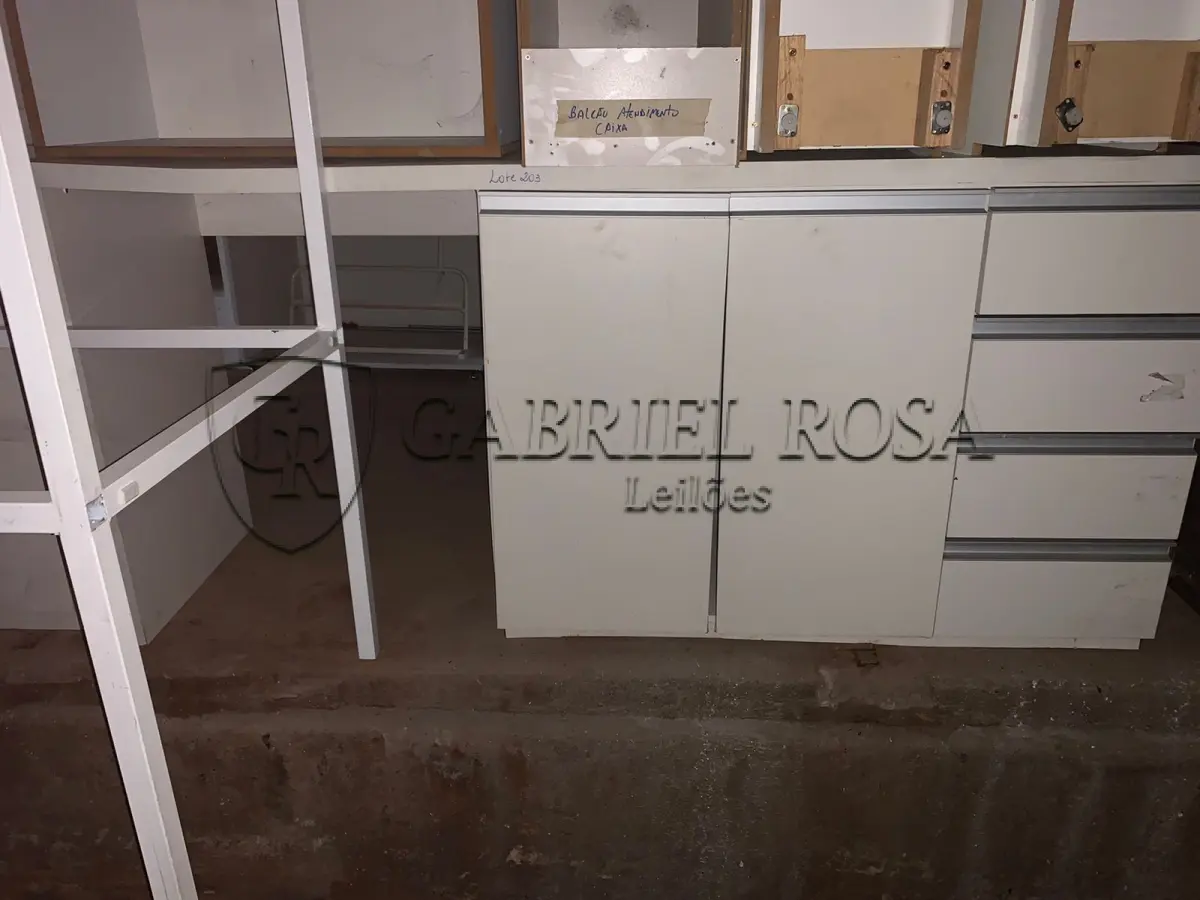 LOTE 203 - Móveis usados