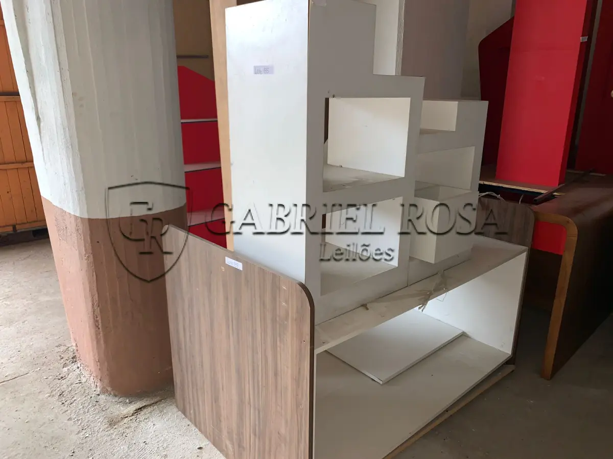 LOTE 195 - Móveis usados