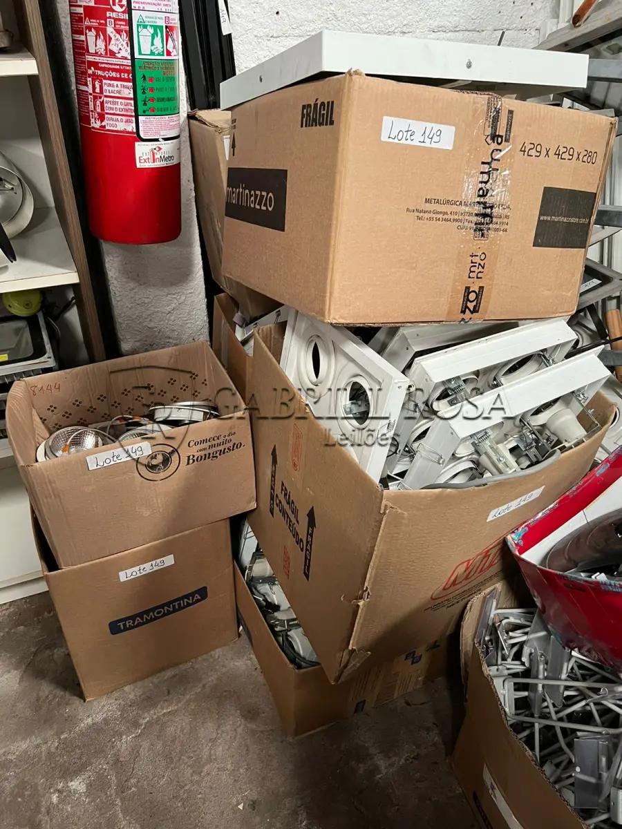 LOTE 149 - Luminárias e lâmpadas