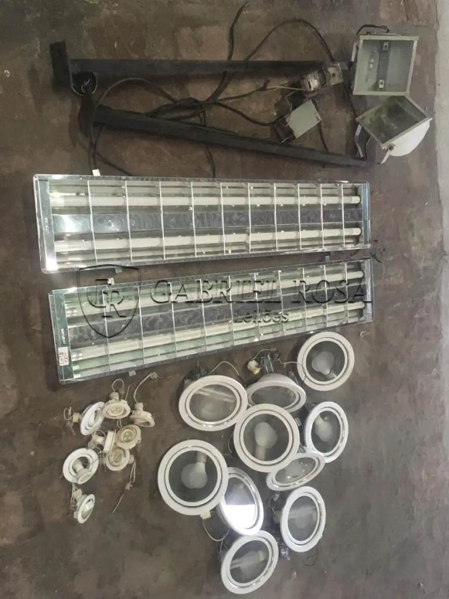 LOTE 007 - Luminarias e refletores