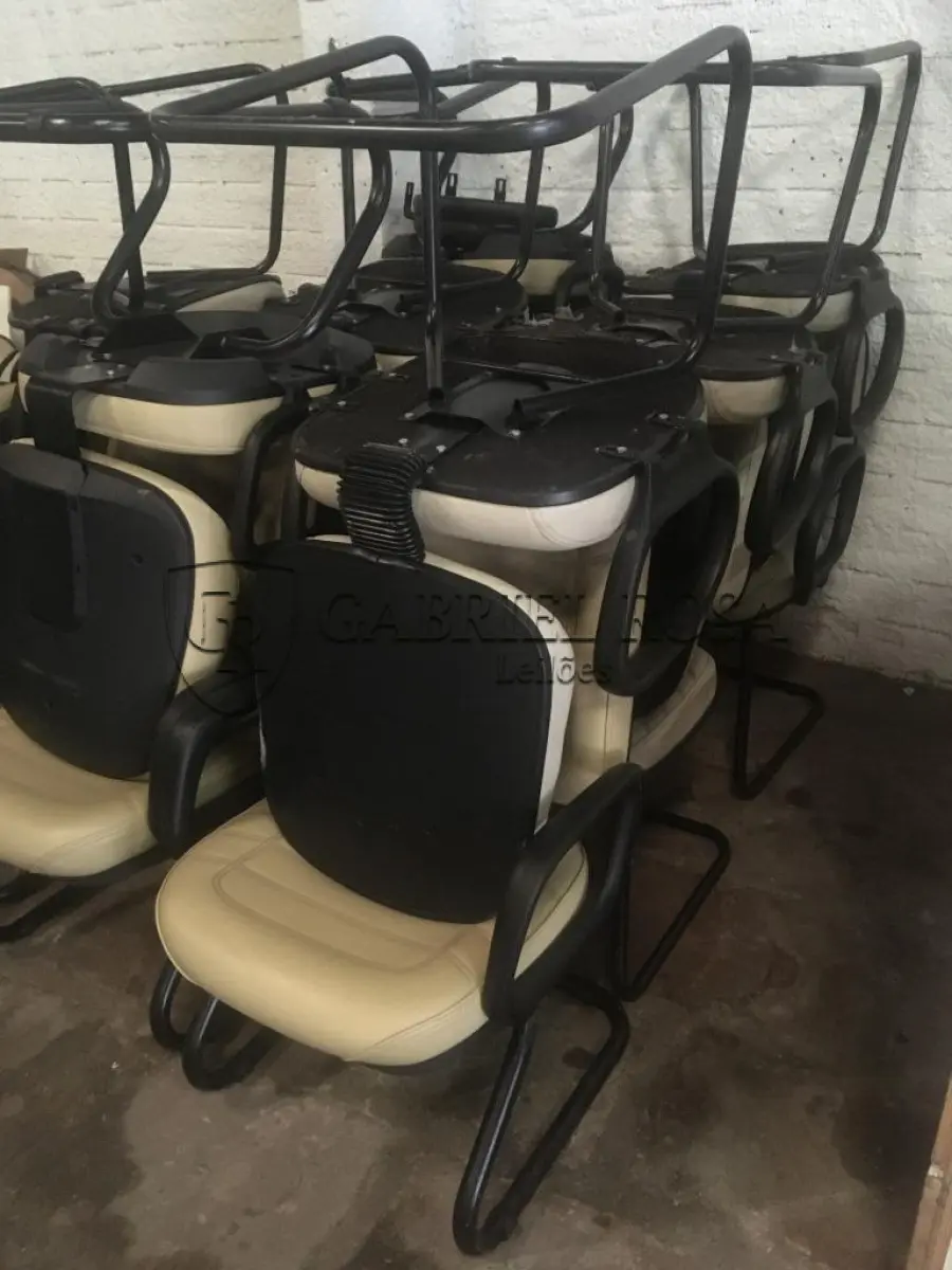 LOTE 006 - Cadeiras diversas