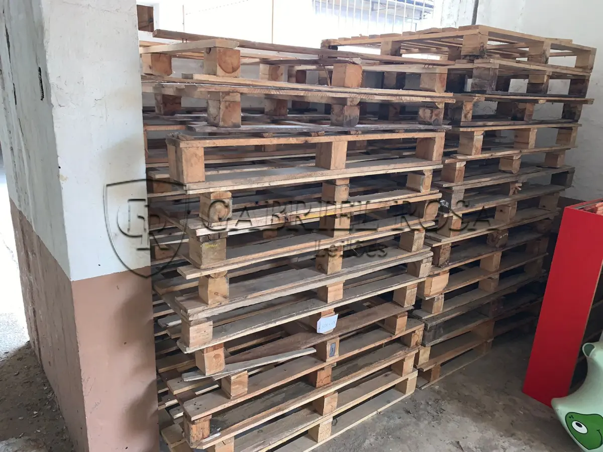 LOTE 230 - Paletes de madeira