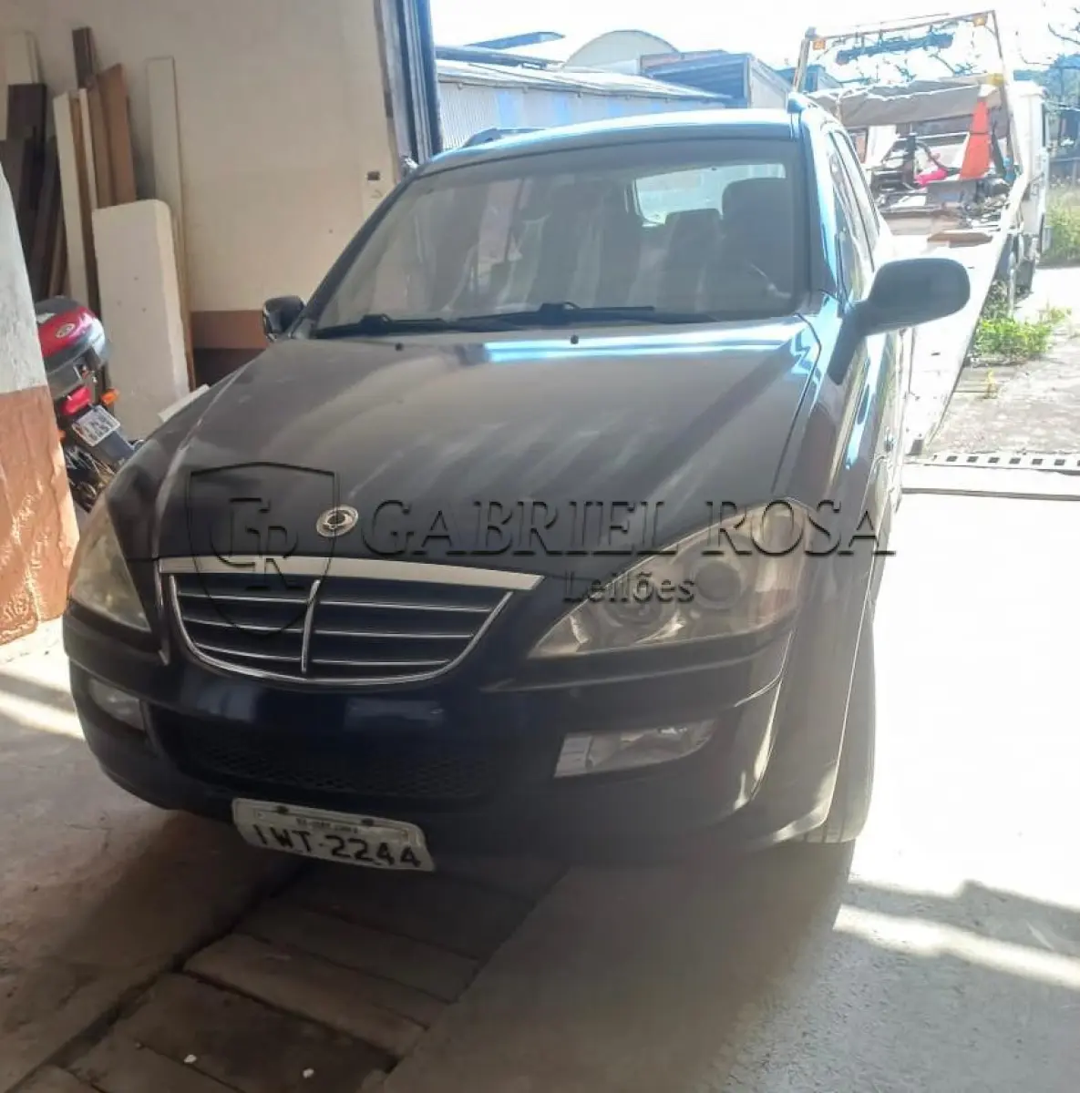 LOTE 000 - LOTE UNIFICADO! Lote 001: Camioneta SSANGYONG KYRONM 200 XDI, ano/modelo 2010, placas IWT2244. Lote 002: Camioneta Hyundai HR HDB, ano/modelo 2007/2008, placas IOA4312. Lote 003: Motocicleta Honda CG 125 Fan, ano/modelo 2007/2008, placa INS5651