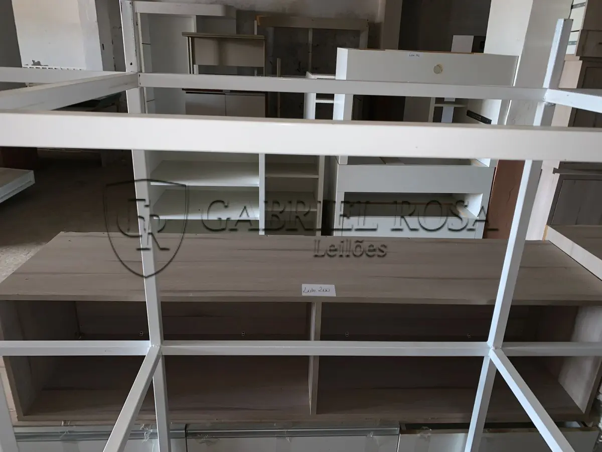 LOTE 200 - Móveis usados