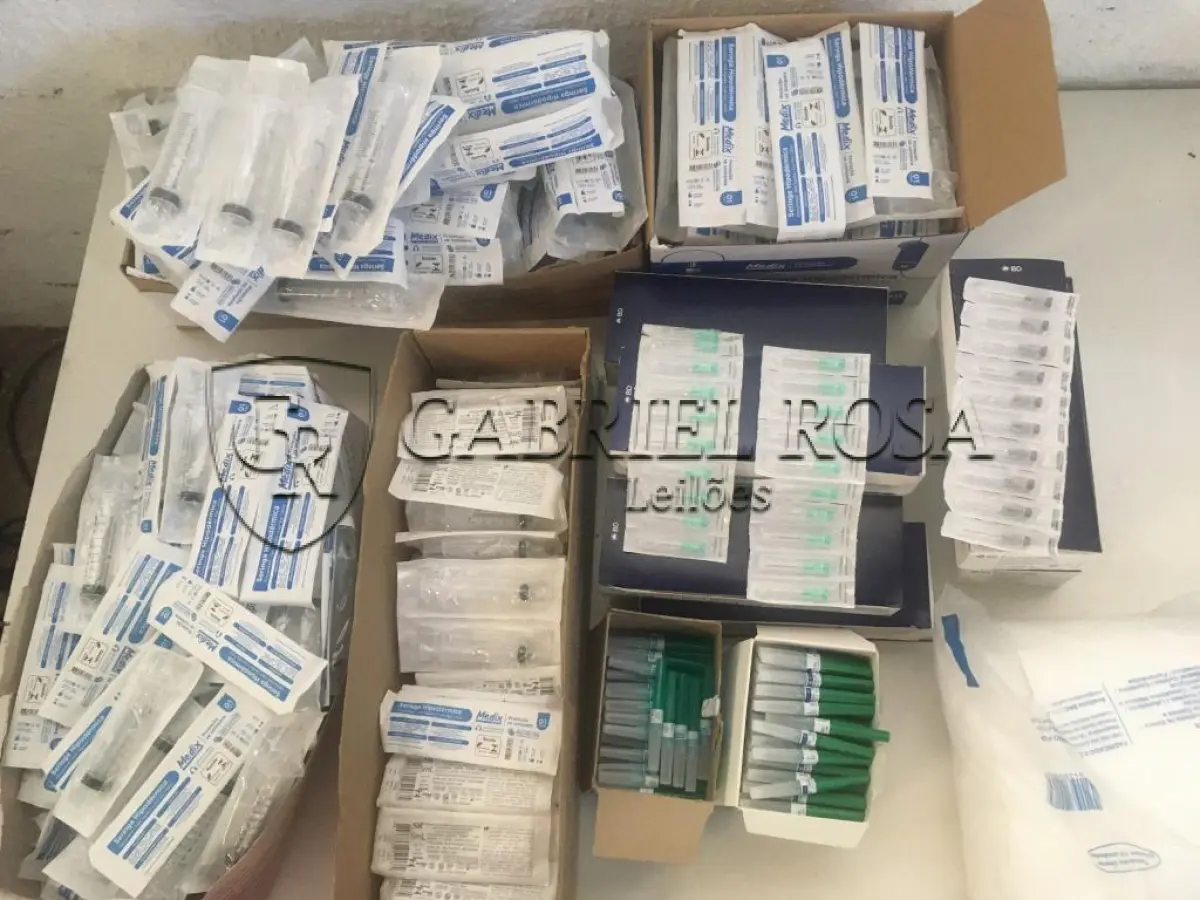 LOTE 009 - Agulhas, Tubos, Seringas, Luvas entre outros