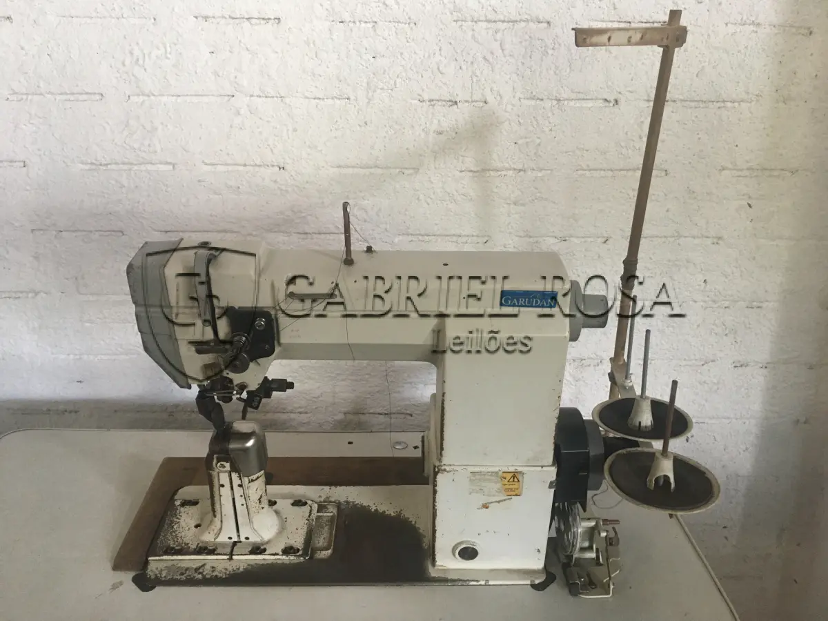 LOTE 004 - 01 Máquina de costura com uma agulha, Motor Eletrônico e Transporte Triplo