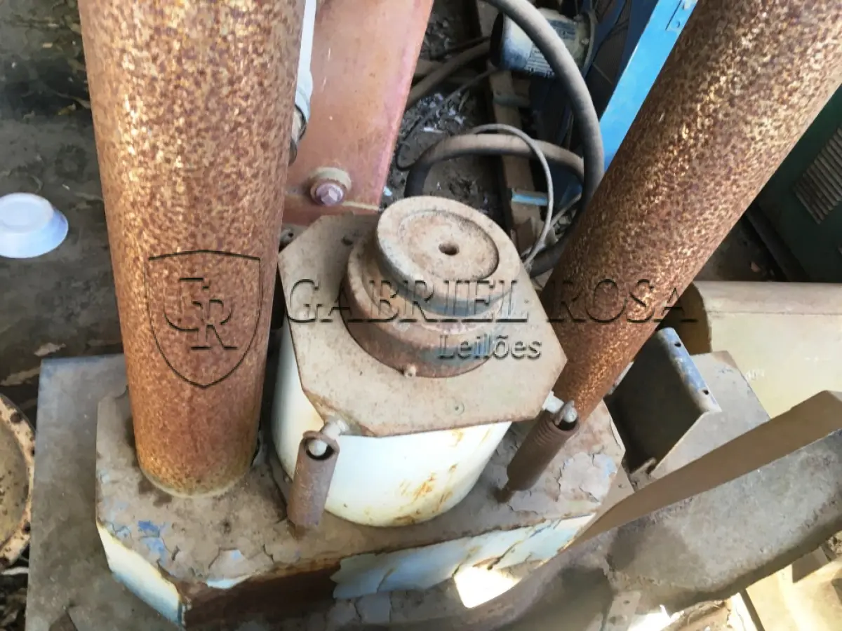 LOTE 025 - PRENSA PARA LABORATÓRIO