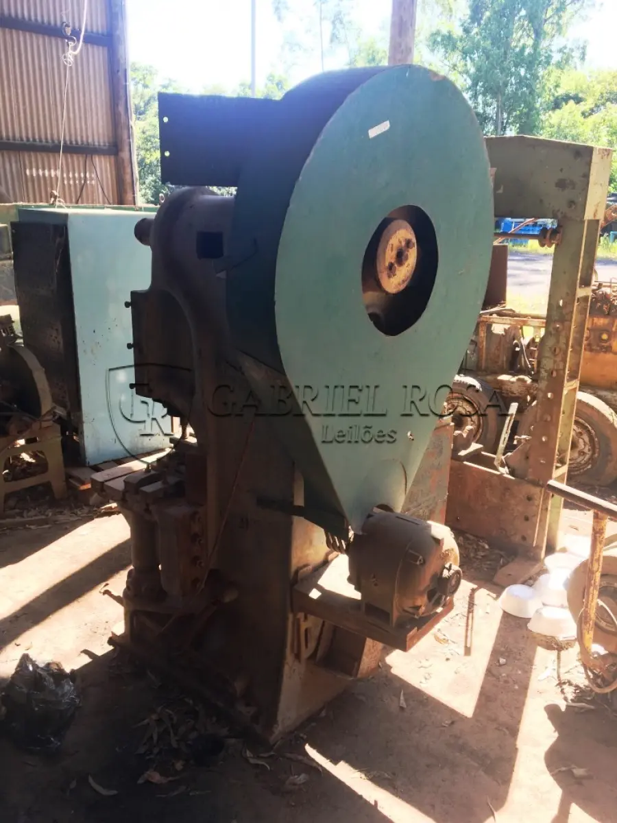 LOTE 024 - MÁQUINA DE CORTE DE CANTONEIRAS