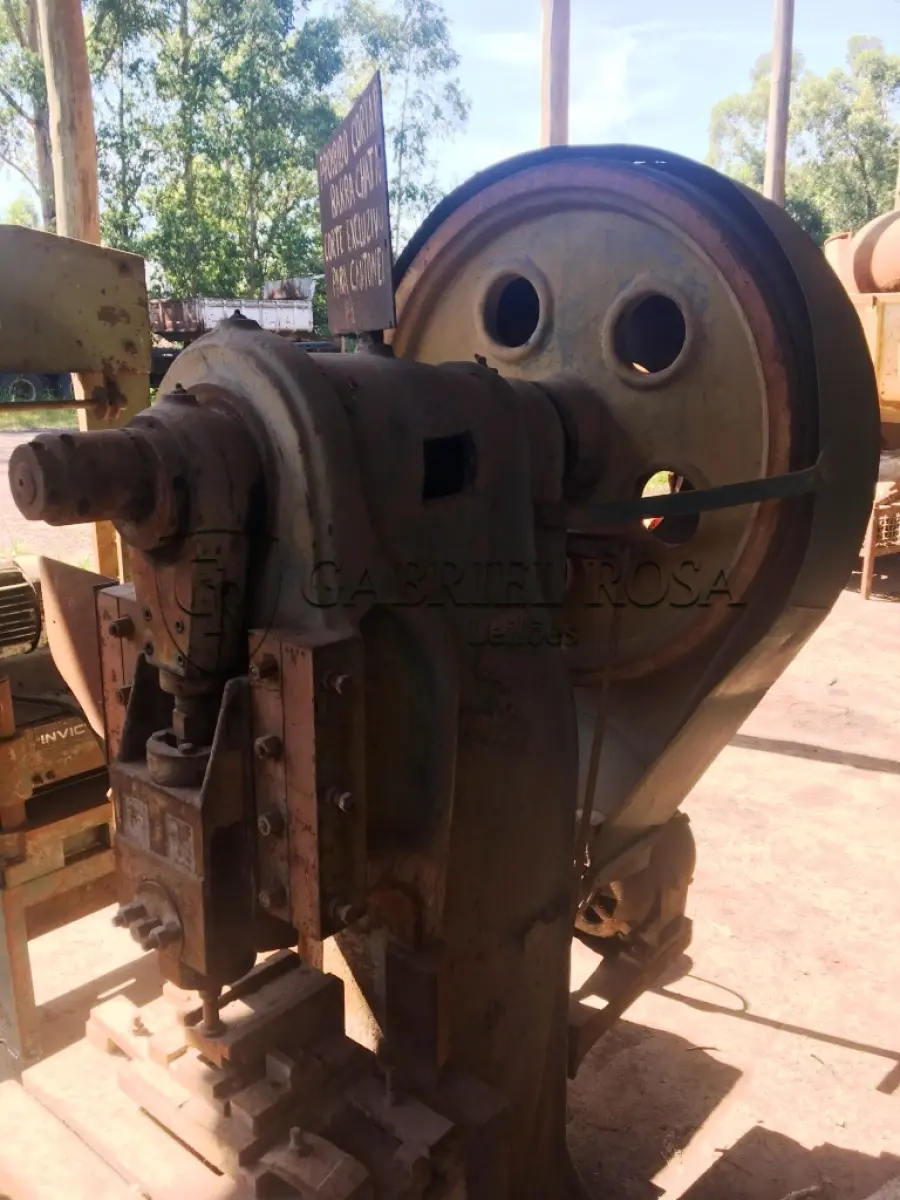 LOTE 024 - MÁQUINA DE CORTE DE CANTONEIRAS