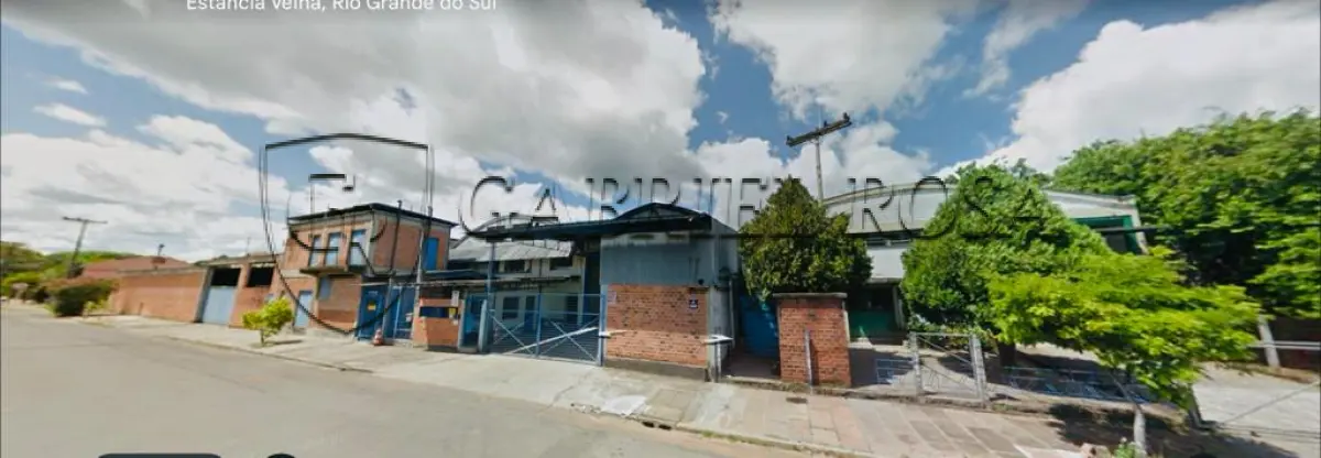 LOTE 001 - Uma área de terras com aproximadamente 3.500,00m², sobre o terreno existe um prédio industrial de alvenaria com área aproximada de 3.340,00 m²( a metragem da área construída foi fornecida pela executada tendo em vista que junta a Prefeitura Municipal de Estância Velha só existe averbação(registro) e habite-se de apenas 1.273,45m²), matrículas nº 6236 e 1823. Trata-se de uma área de boa localização, zona mista, com prédio de alvenaria, que embora de construção mais antiga encontra-se em bom estado de conservação, com atendimento de todos os itens para funcionamento de suas atividades industrias, situado na Rua Almirante Tamandaré, nº 584, Bairro Lira, Estância Velha - RS