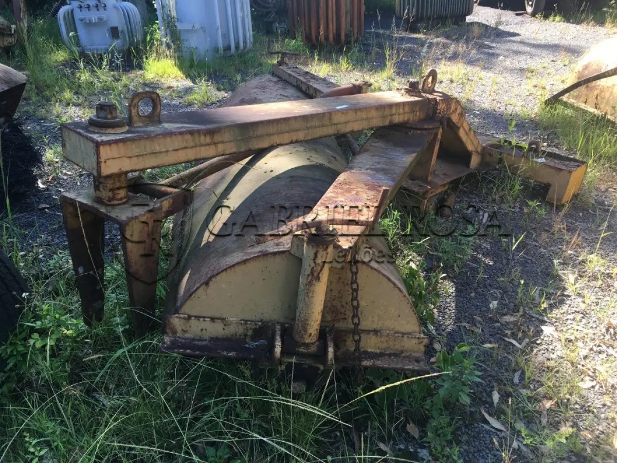 LOTE 017 - VASSOURA MECÂNICA (Ref.: SVM 13)