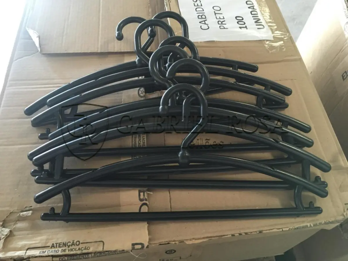 LOTE 008 - Cabides(699 un), Manequins(74 un) e outros