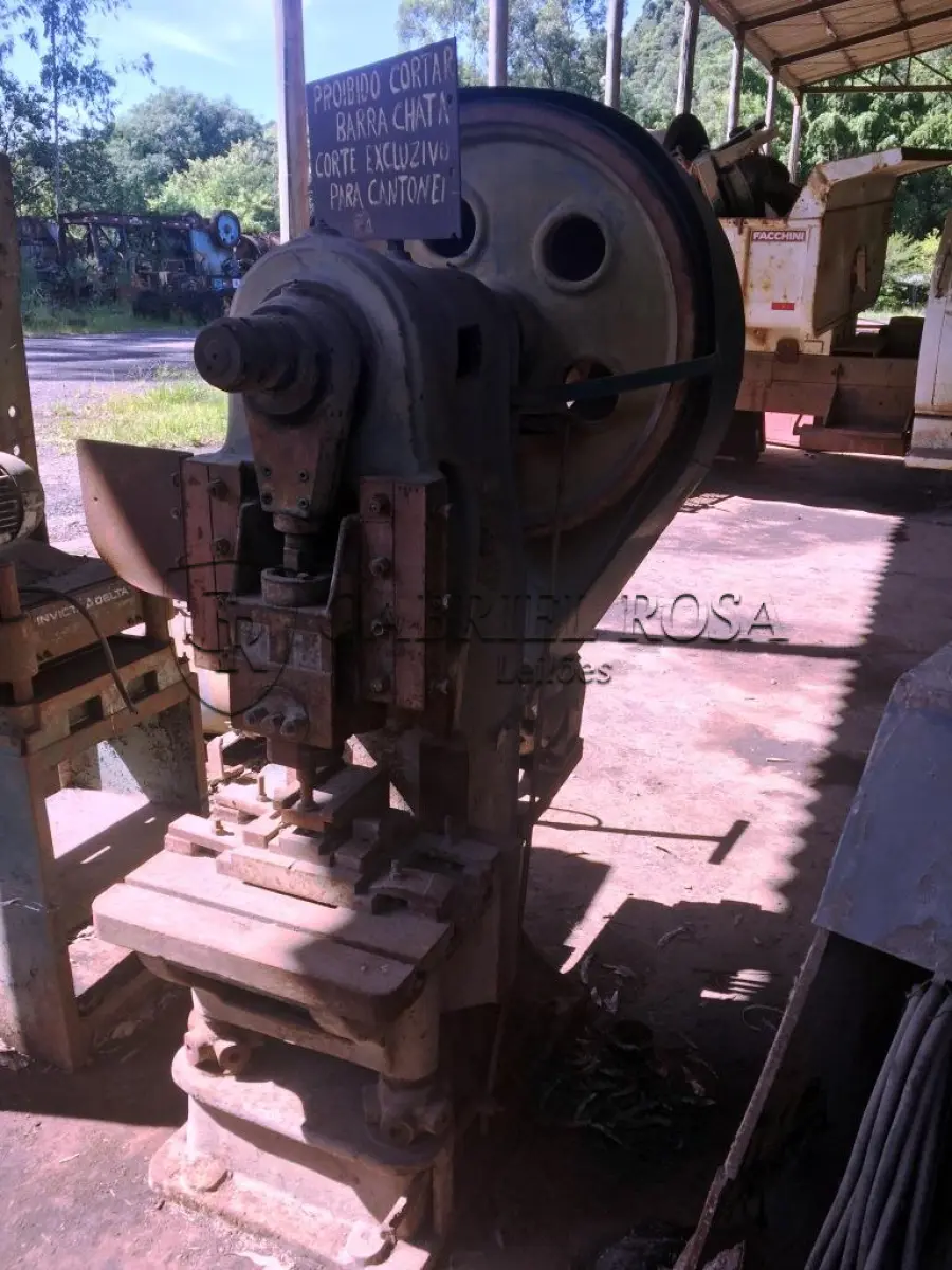 LOTE 024 - MÁQUINA DE CORTE DE CANTONEIRAS