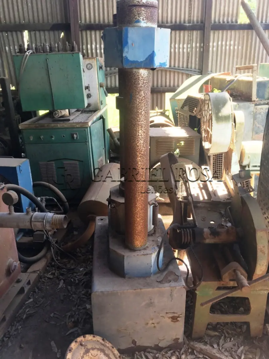 LOTE 025 - PRENSA PARA LABORATÓRIO