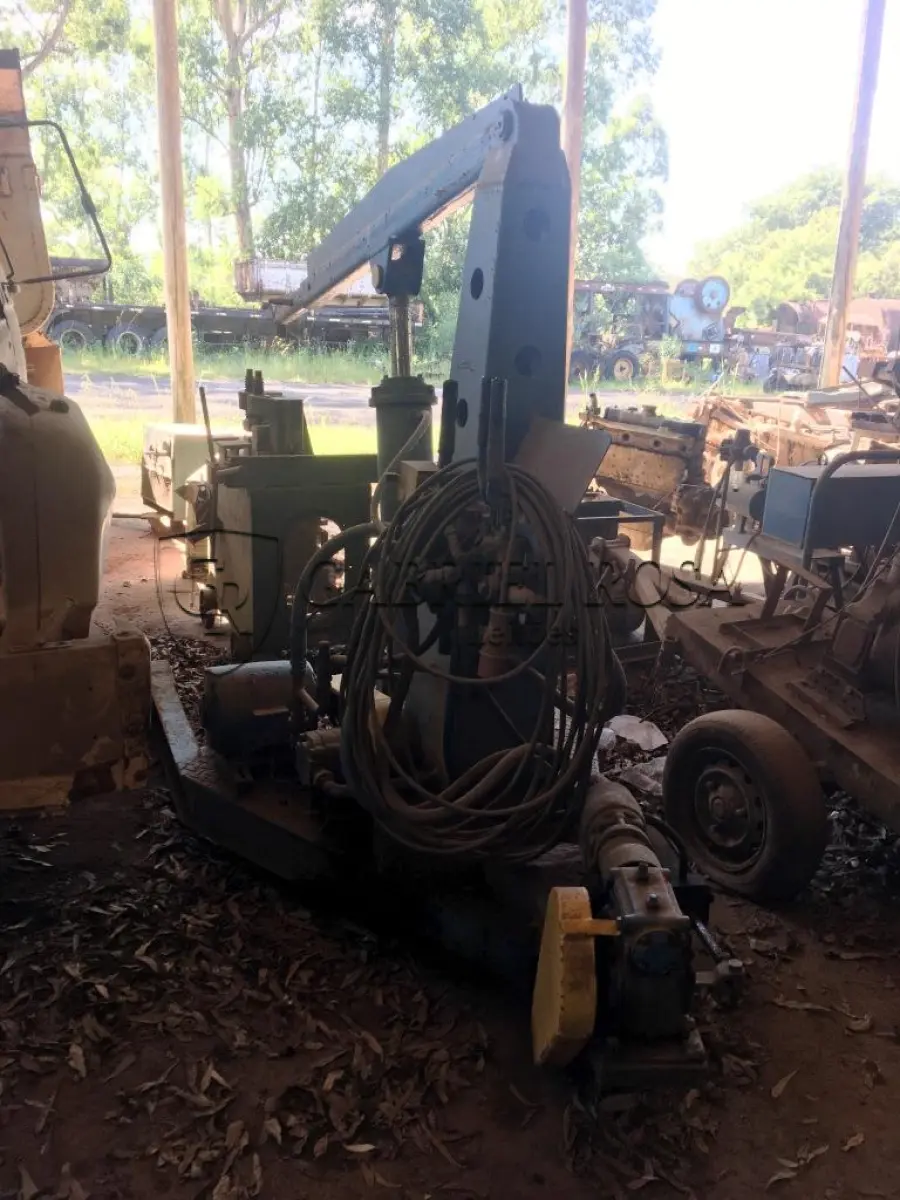 LOTE 022 - GIRAFA HIDRÁULICA