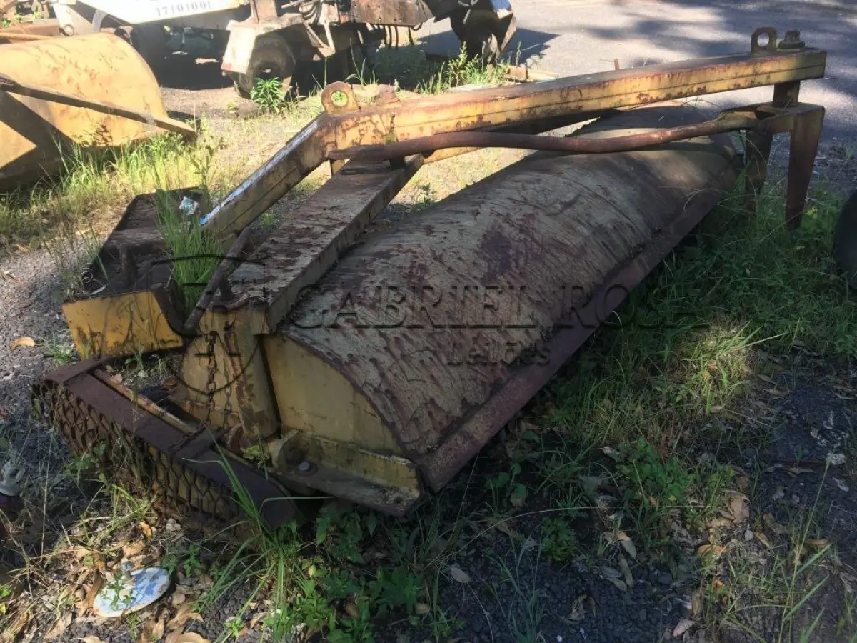 LOTE 017 - VASSOURA MECÂNICA (Ref.: SVM 13)