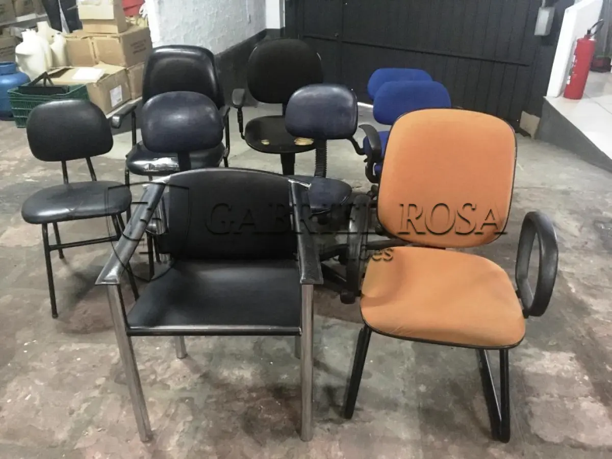 LOTE 012 - Cadeiras modelos diversos( 20 un )