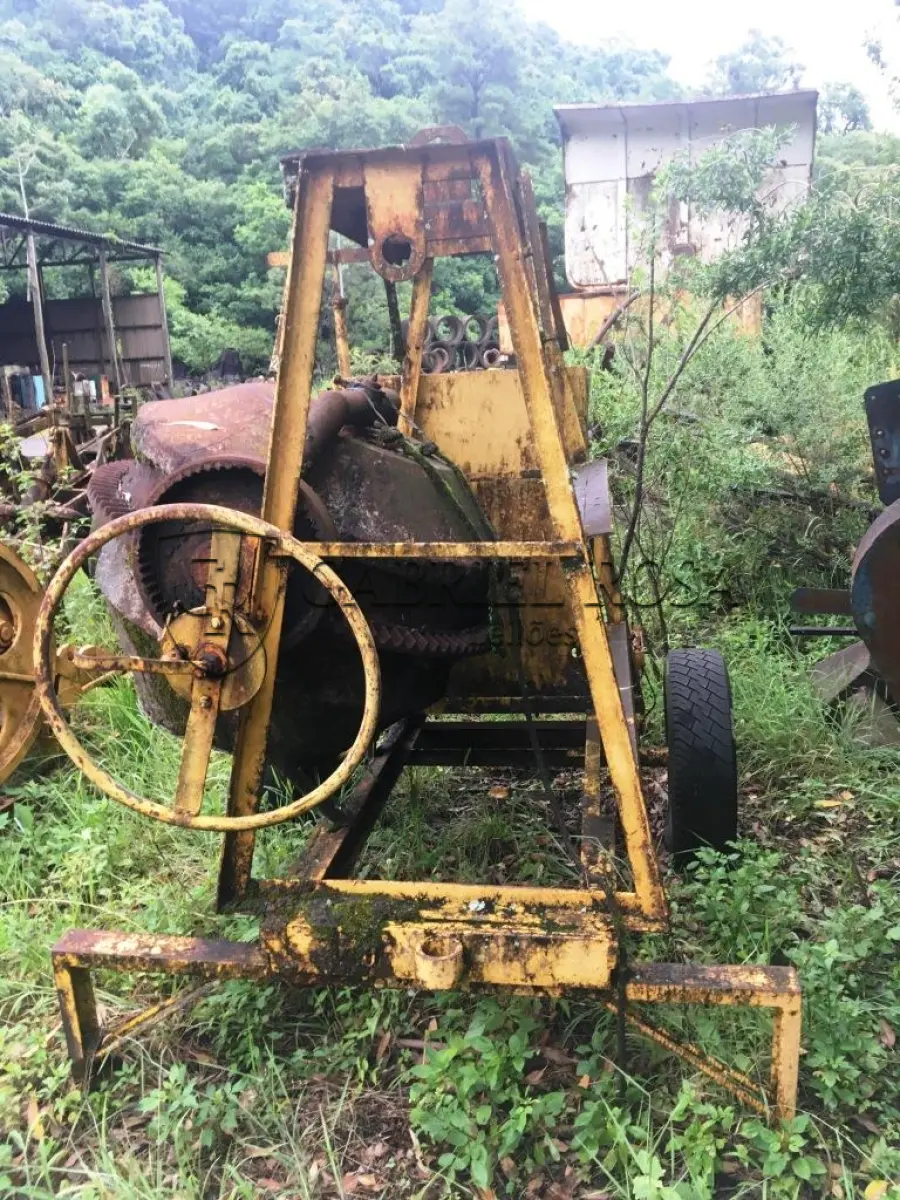 LOTE 034 - BETONEIRA ELÉTRICA 580 L AUTO CARREGAVEL (Ref.: SB 97)