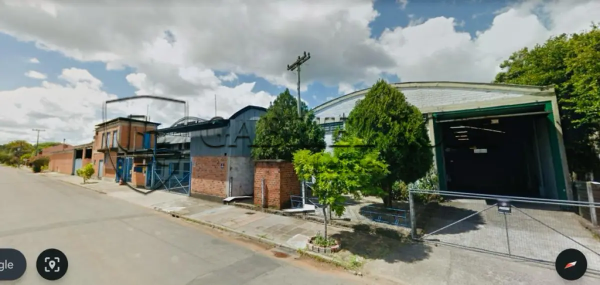 LOTE 001 - Uma área de terras com aproximadamente 3.500,00m², sobre o terreno existe um prédio industrial de alvenaria com área aproximada de 3.340,00 m²( a metragem da área construída foi fornecida pela executada tendo em vista que junta a Prefeitura Municipal de Estância Velha só existe averbação(registro) e habite-se de apenas 1.273,45m²), matrículas nº 6236 e 1823. Trata-se de uma área de boa localização, zona mista, com prédio de alvenaria, que embora de construção mais antiga encontra-se em bom estado de conservação, com atendimento de todos os itens para funcionamento de suas atividades industrias, situado na Rua Almirante Tamandaré, nº 584, Bairro Lira, Estância Velha - RS