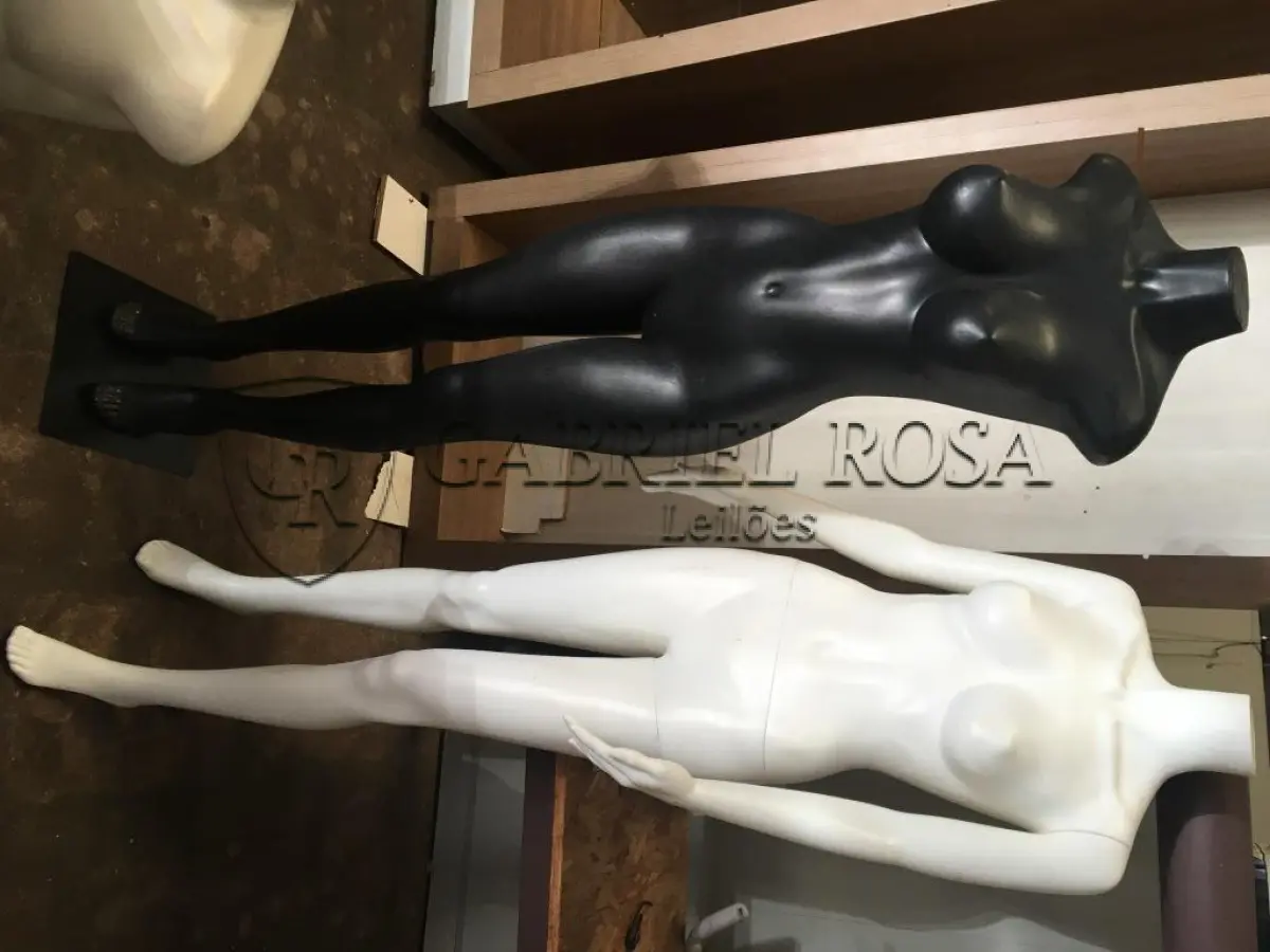 LOTE 008 - Cabides(699 un), Manequins(74 un) e outros