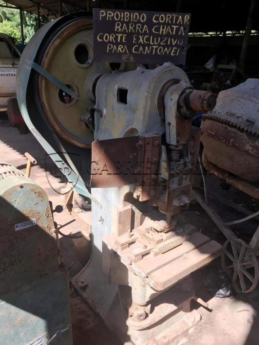 LOTE 024 - MÁQUINA DE CORTE DE CANTONEIRAS