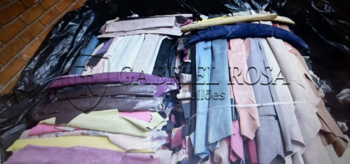 LOTE 001 - Couros acabados bovinos de diversas cores, armazenados em 03 paletes, totalizando 2.200m² de couros