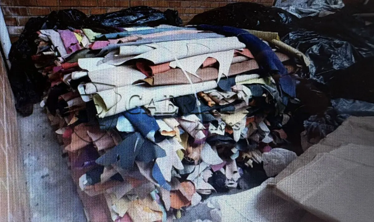 LOTE 001 - Couros acabados bovinos de diversas cores, armazenados em 03 paletes, totalizando 2.200m² de couros