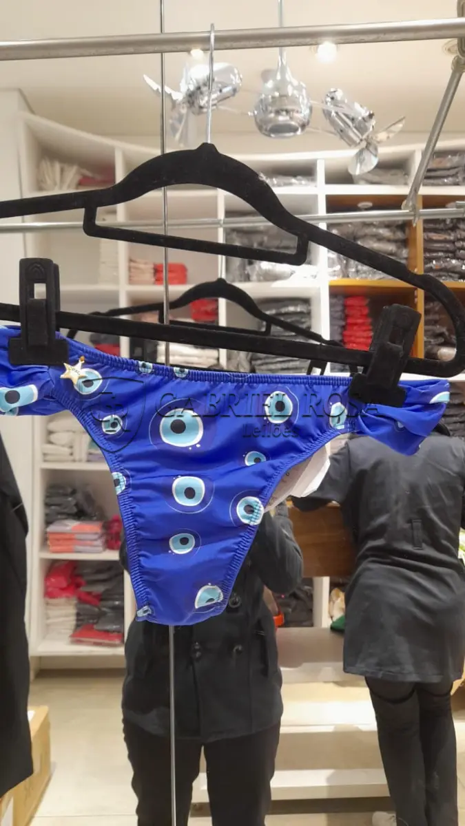 LOTE 001 - Calças Femininas, Bermudas Femininas, Blusões e Blusas de Lã,  Toucas, Camisas Femininas, Camisas Femininas Manga Longa, Macacão Feminino, Saias Femininas, Vestidos Femininos, Biquinis, Maiôs, Jaquetas de Couro Sintético, Jaqueta de  Brim Feminina, Casaco de Lã Feminino, Casacos Femininos, Camisetas Masculinas Manga Curta