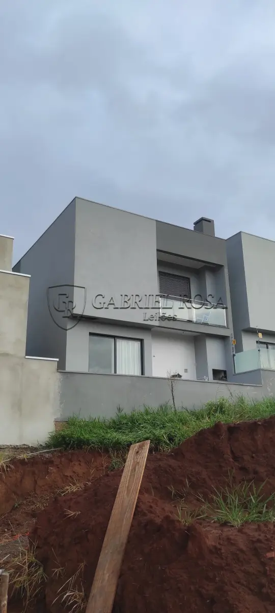 LOTE 001 - Prédio residencial de alvenaria, em dois pavimentos, sendo 49,06m² de pavimento térreo e 54,08m² de pavimento superior, com a área real privativa de 102,47 m², área real de uso comum de 0,67 m², totalizando uma área de 103,14 m², demonimado Casa 03 do "Condomínio Residencial Solin, e uma vaga de estacionamento descoberta com 12,50 m², situado na Rua Hulda Dienstmann, nº 235, Bairro Bela Vista, Estância Velha/RS. Registrado sob Matrícula nº 47.630