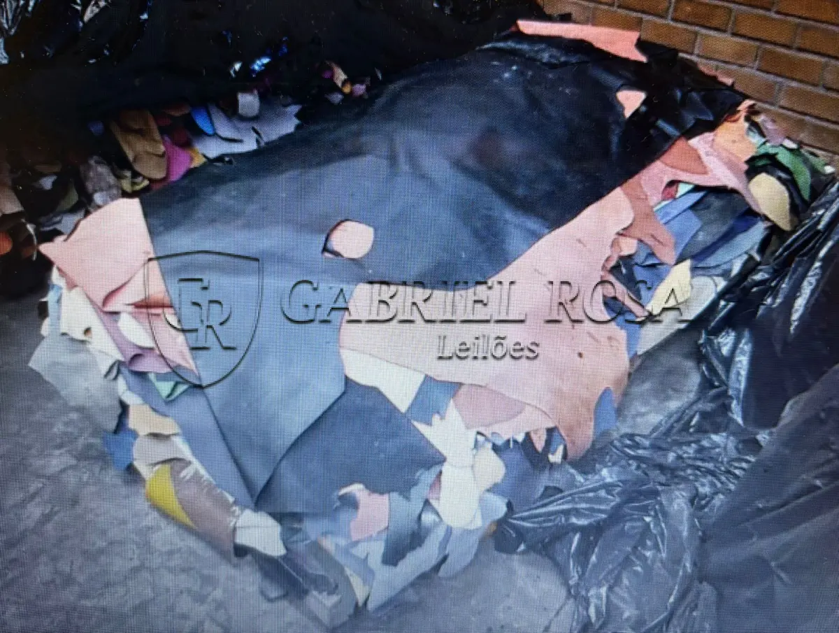 LOTE 001 - Couros acabados bovinos de diversas cores, armazenados em 03 paletes, totalizando 2.200m² de couros