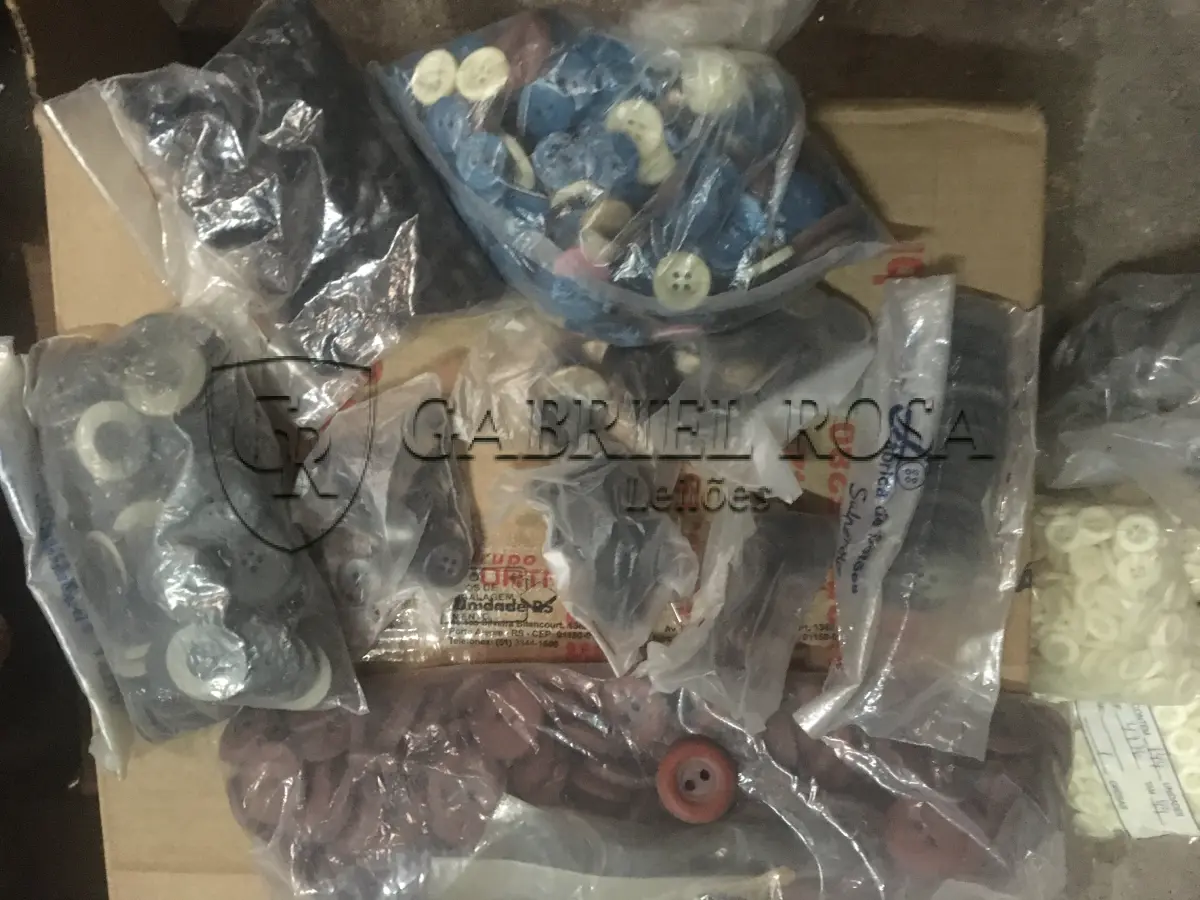 LOTE 051 - Botões, Rebites, Zipers, Fivelas e outros