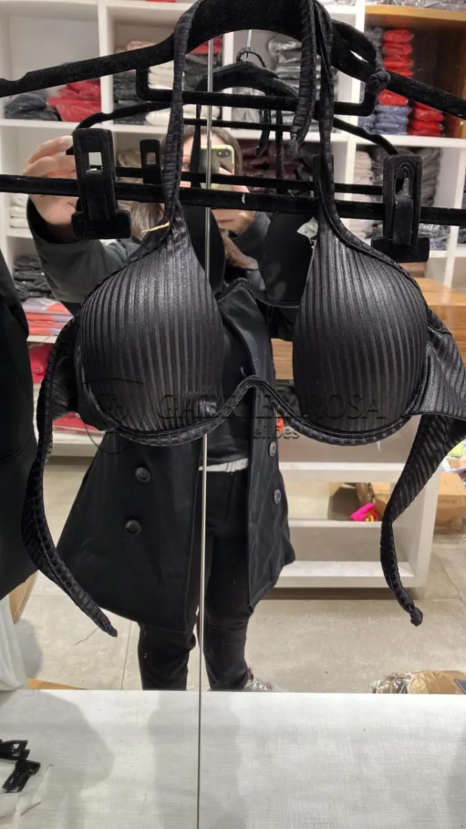 LOTE 001 - Calças Femininas, Bermudas Femininas, Blusões e Blusas de Lã,  Toucas, Camisas Femininas, Camisas Femininas Manga Longa, Macacão Feminino, Saias Femininas, Vestidos Femininos, Biquinis, Maiôs, Jaquetas de Couro Sintético, Jaqueta de  Brim Feminina, Casaco de Lã Feminino, Casacos Femininos, Camisetas Masculinas Manga Curta